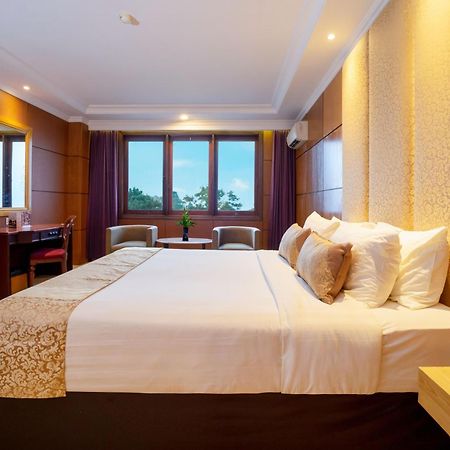 Hotel Bumi Senyiur Samarinda Buitenkant foto